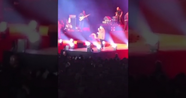 �nl� �ark�c�m�z sahnede