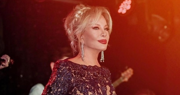�nl� Sanat��m�z Emel Say�n