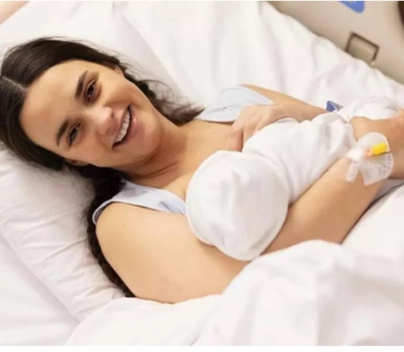 Hande Soral Anne Oldu