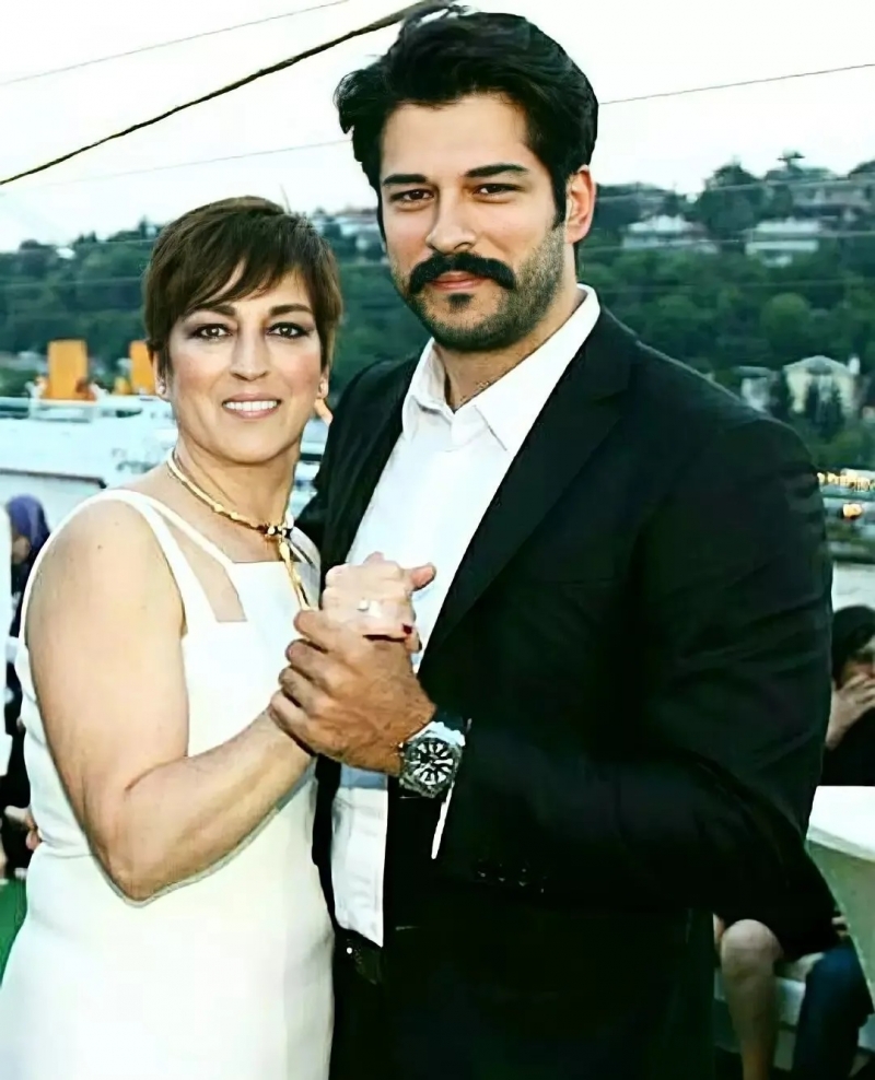 Burak zivit'in annesi