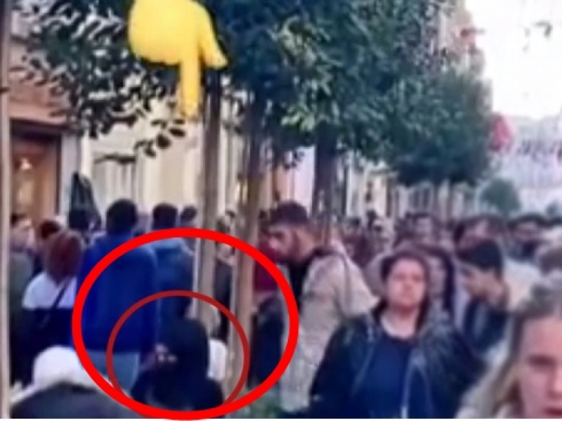 Krk Dakika Oturdu